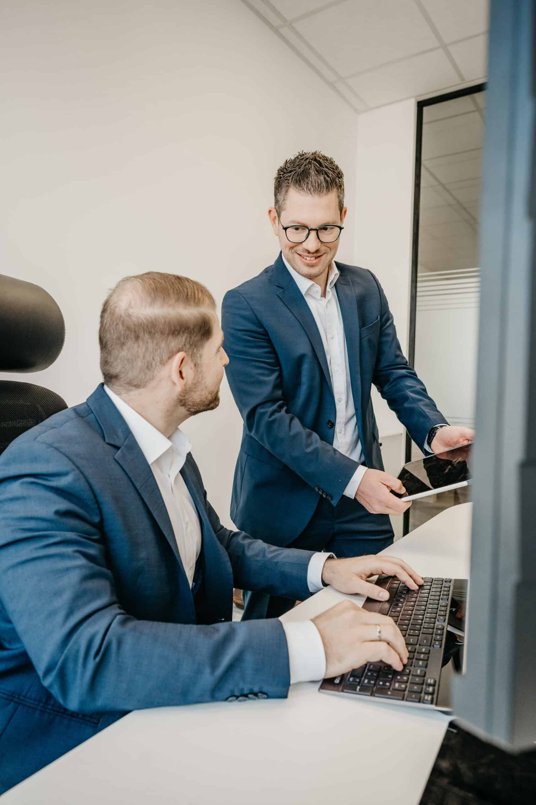 Professionelle Steuerberater bei der Beratung im Büro.