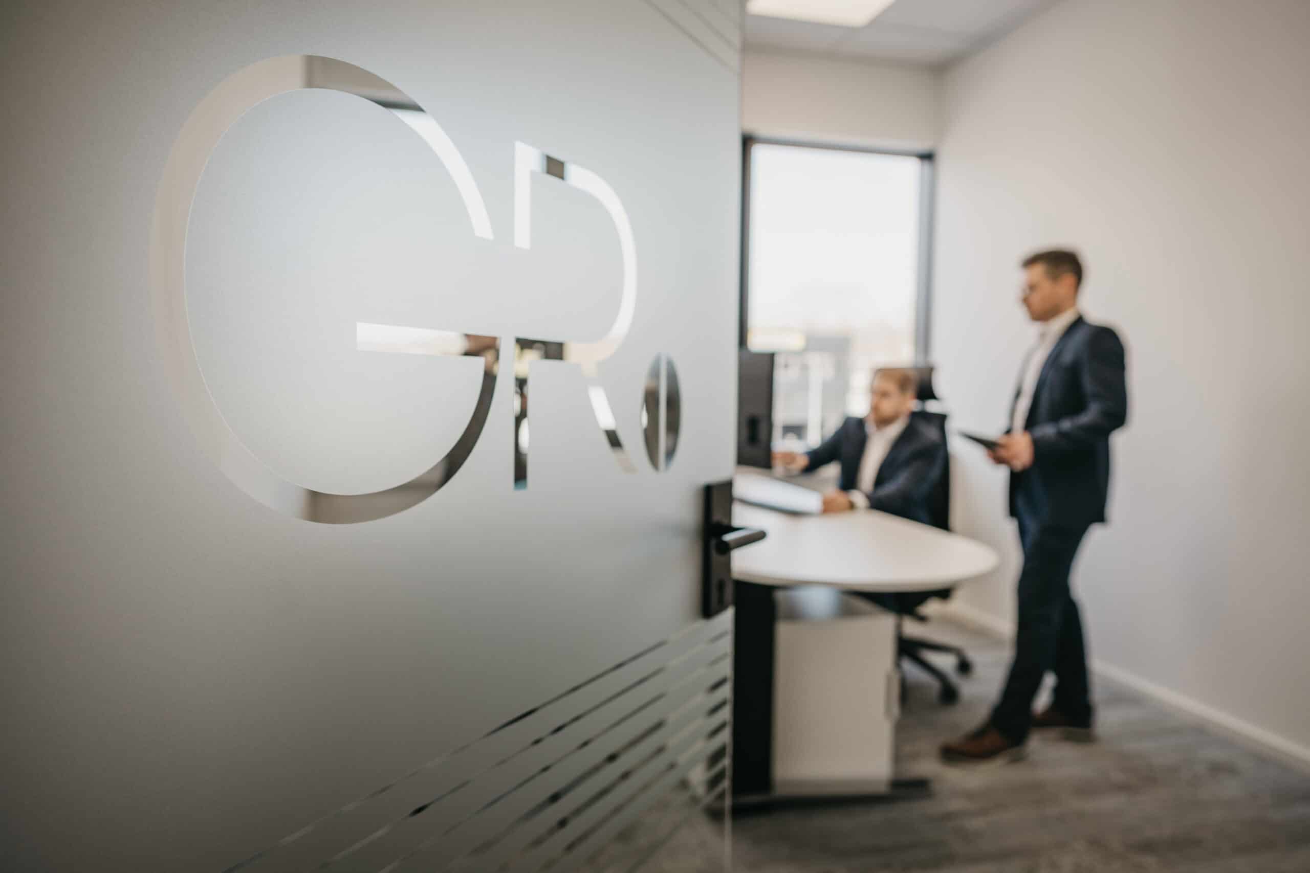 Zwei Geschäftsleute im Büro bei der Steuerberatung, moderner Arbeitsplatz.