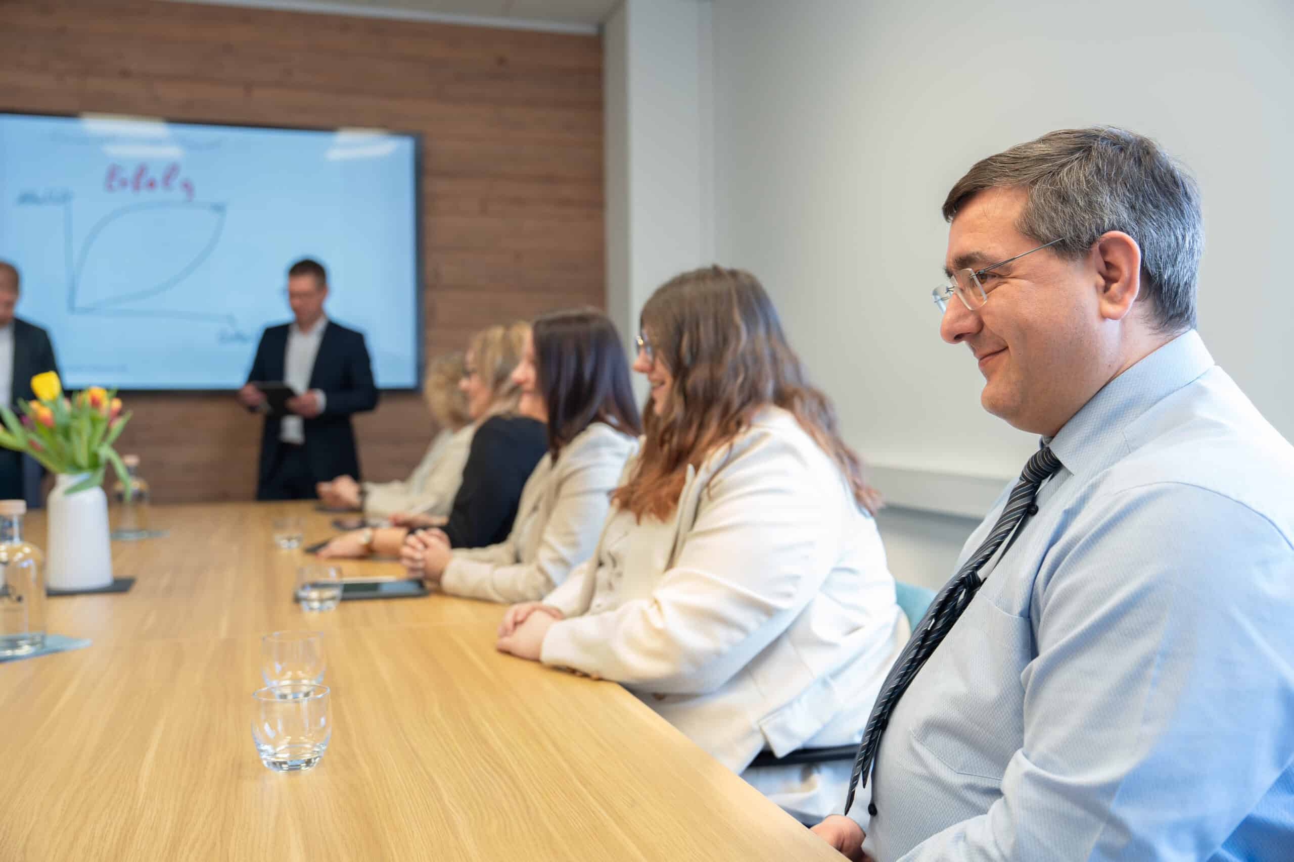 Professionelle Besprechung im Konferenzraum.