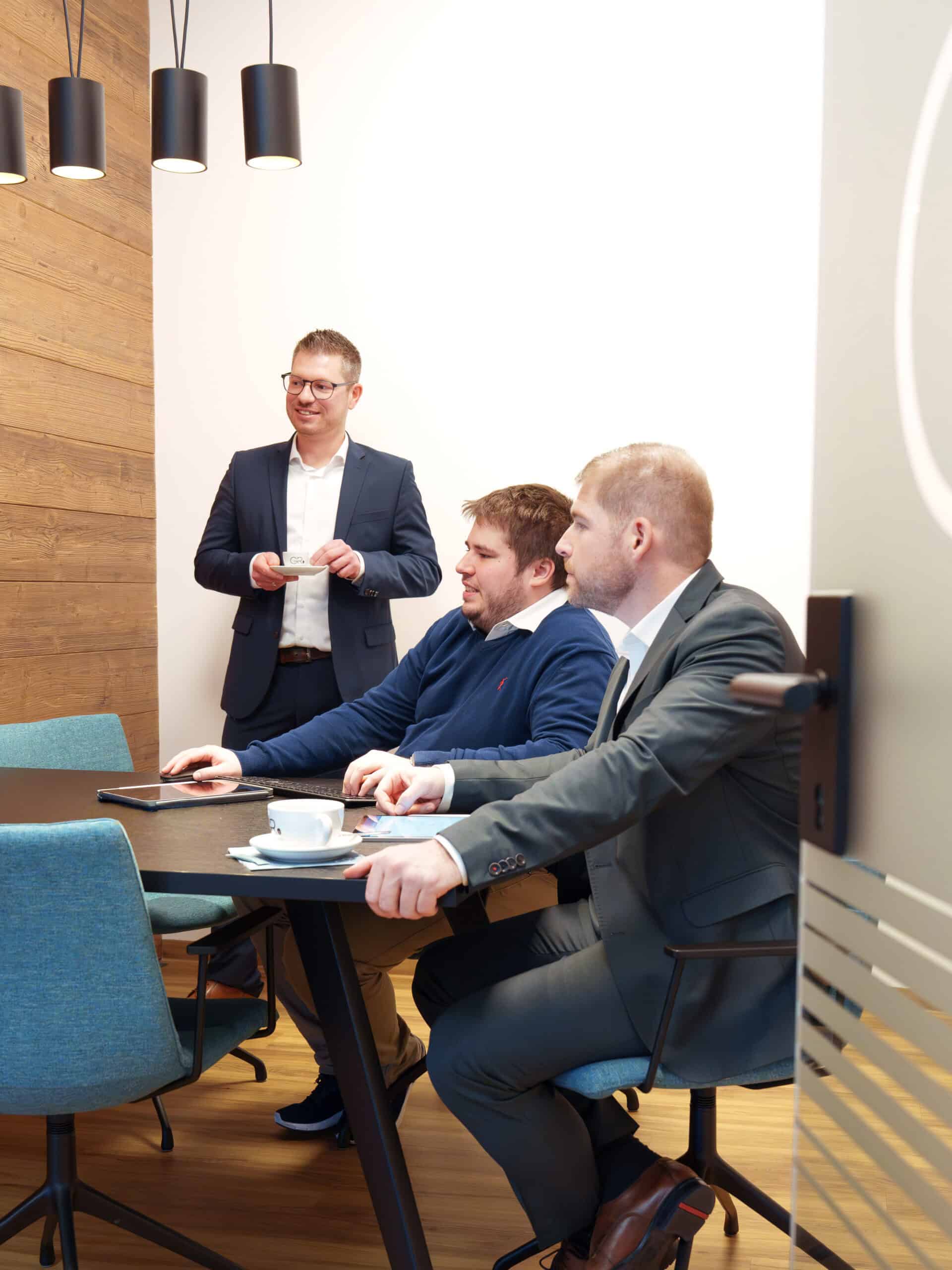 Professionelle Geschäftsmänner bei einer Besprechung im Büro.